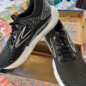 WOMEN’s Brooks Glycerin GTS - NEW IN BOX - Black and White Running Shoes